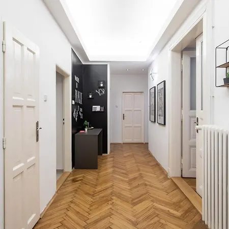 Spacious Near The River Apartment *