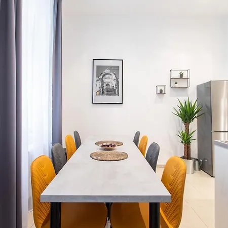 Spacious Near The River Apartment *