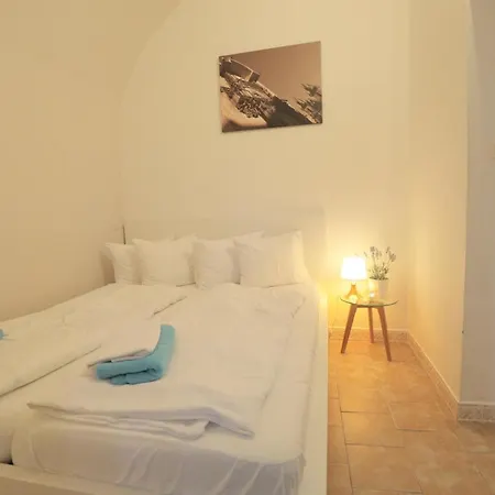 Apartment Loretanska By Rentego Prague