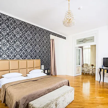 Deminka Palace Hotel 4*