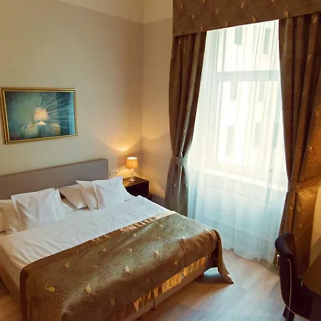 Julian Hotel 4*