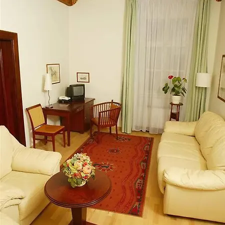 Cerna Liska 4*