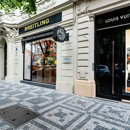 Design Next To Louis Vuitton Building Appartamento *