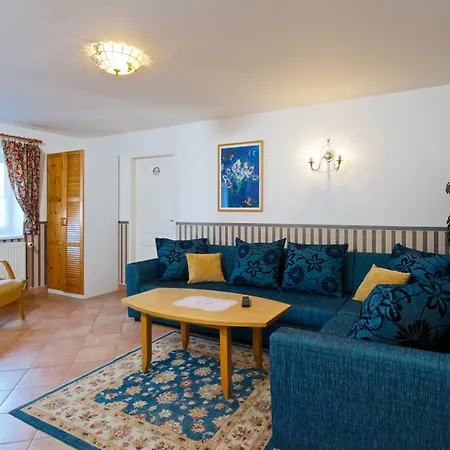 Alice House Aparthotel 3*