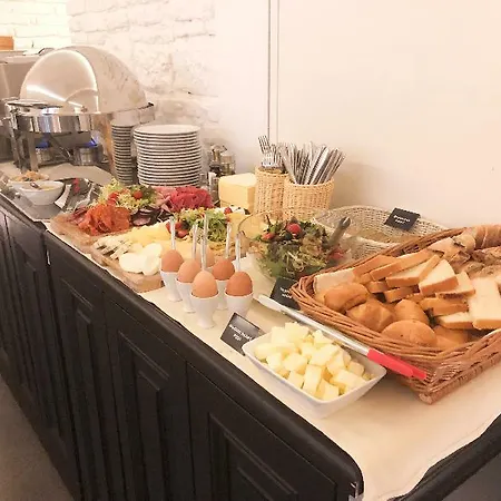 H7 Palace Apartahotel 4*