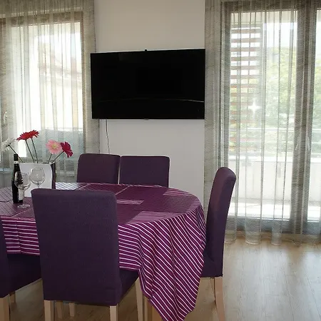 Bright Spacious Apartment *