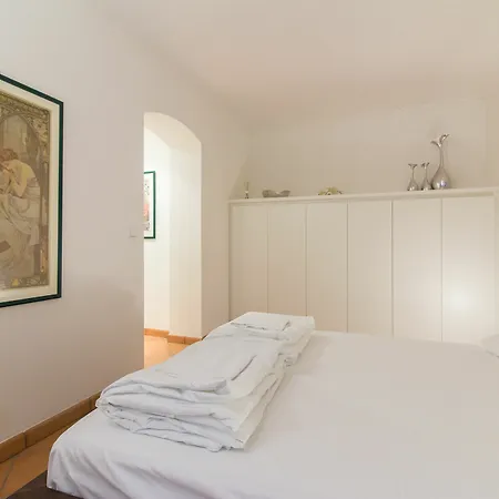 Attic Hroznova - Charles Bridge