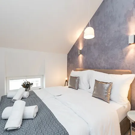Empirent Rose Daire Prag