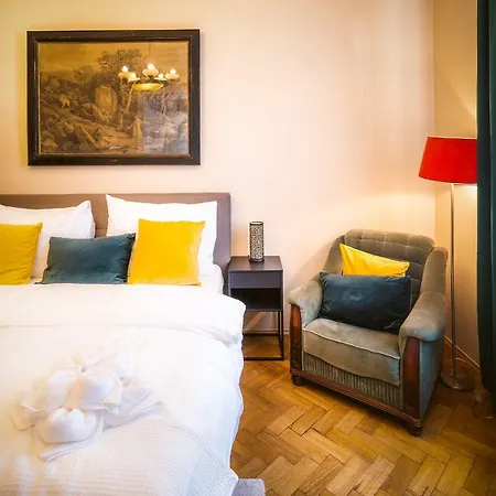 Luxurious Kafka Family In Old Town Apartment *