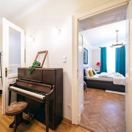 Luxurious Kafka Family In Old Town Apartment Prague