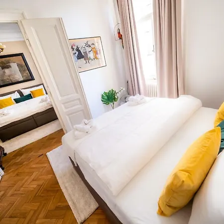 Luxurious Kafka Family In Old Town Apartment Prague