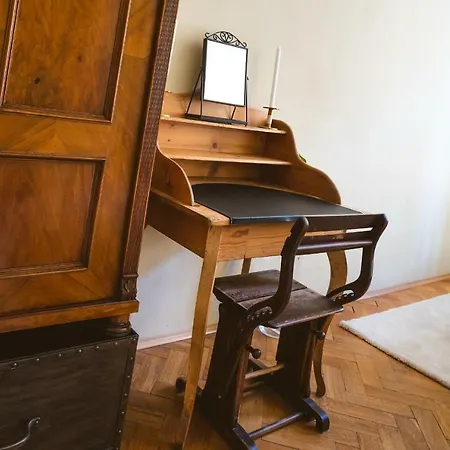 Luxurious Kafka Family In Old Town Apartment