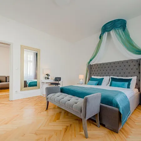 Gold Art Apartment