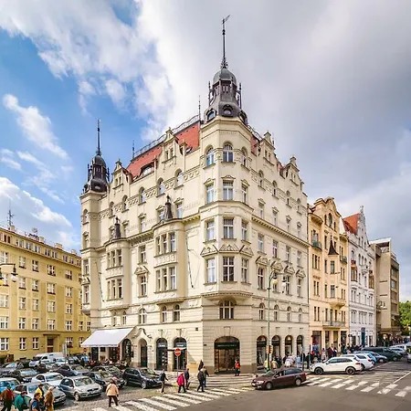 Luxurious Kafka Family In Old Town Apartment *
