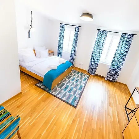 5br+3.5bt Wilson Apt. * Prague