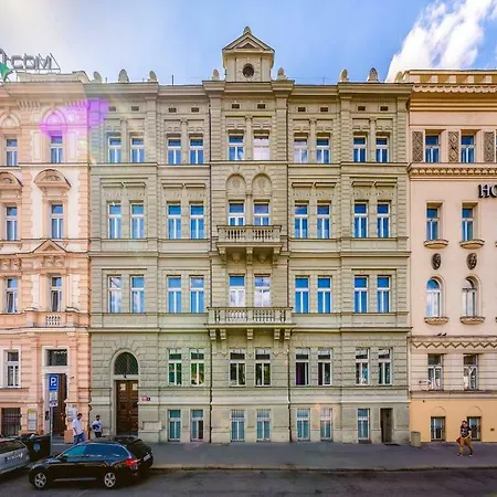 5br+3.5bt Wilson Apt. * Prague