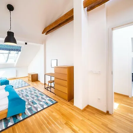5br+3.5bt Wilson Apt. * Prague