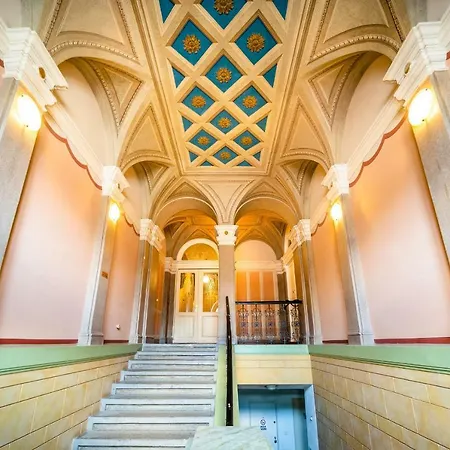 5br+3.5bt Wilson Apt. * Prague