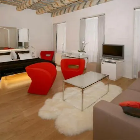 Otel Three Storks 5*