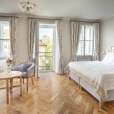 Hotel At The Golden Scissors
