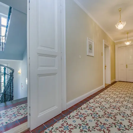 Apartment Manesova No.5 *