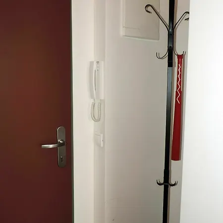 Homeroomsprague Apartment
