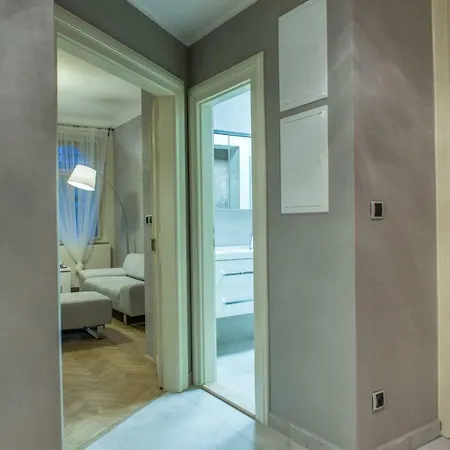 Exclusive 3 Bedroom Top-notch Flat, Great Location *