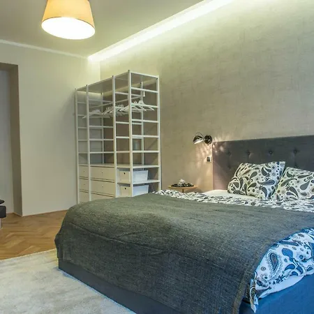 Exclusive 3 Bedroom Top-notch Flat, Great Location Apartment