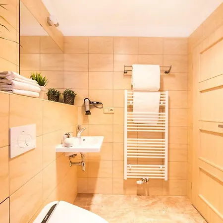 Bright Sunny In Quiet Area Apartment *