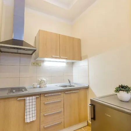 Bright Sunny In Quiet Area Apartment *
