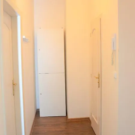 Queen Apartment *