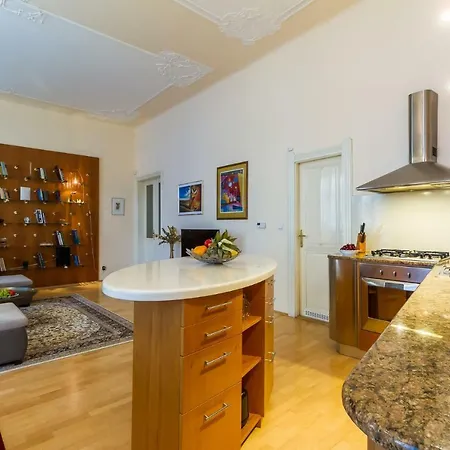 Victor Apartment *