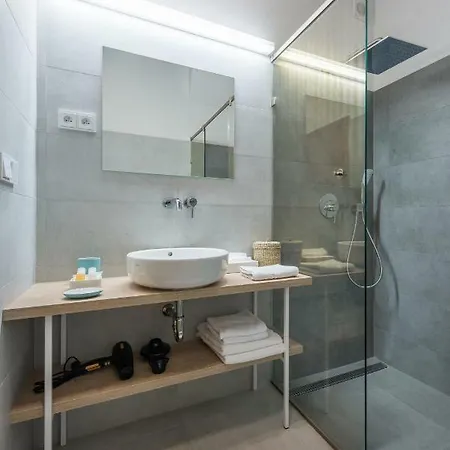 Fancy By Castle Apartment *