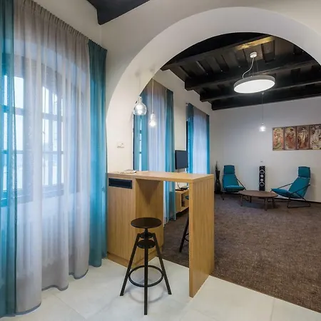 Apartment Fancy By Castle