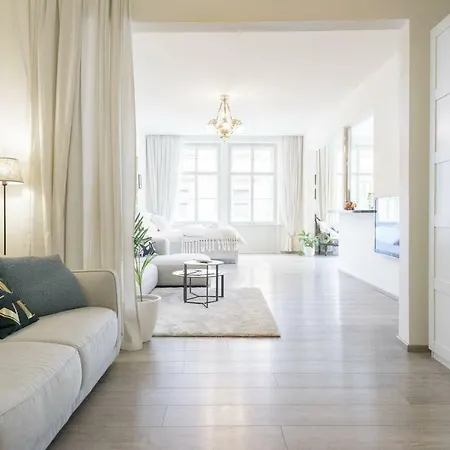 Stylish, Light-filled In The Historic Center Apartment