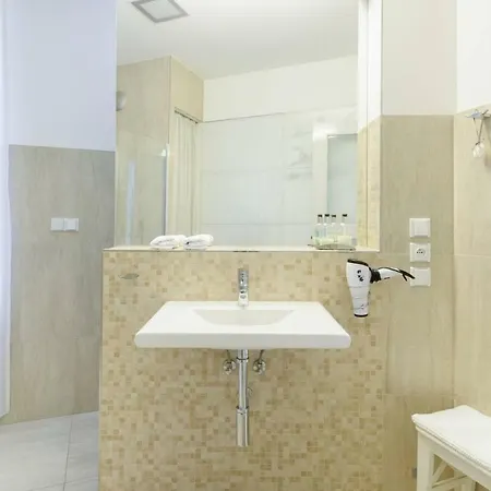 Stylish, Light-filled In The Historic Center *