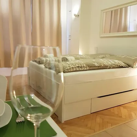 Cozy With Parking Near Center Prague