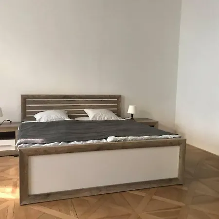 Americka 25, 2 Vinohrady Apartment