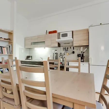 Beautiful Downtown 2bd With Netflix