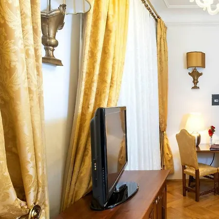 Charles Bridge Palace מלון 4*