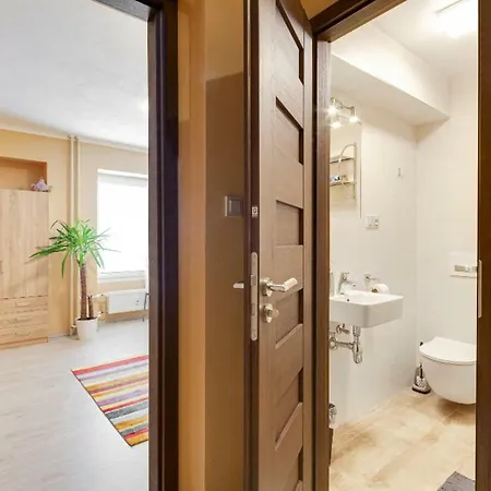 Cozy At Metro Station, Private Bathroom, 9minutes Oldtown, 15minutes Airport, Wifi Praag