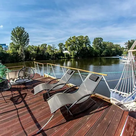 Bay Houseboats