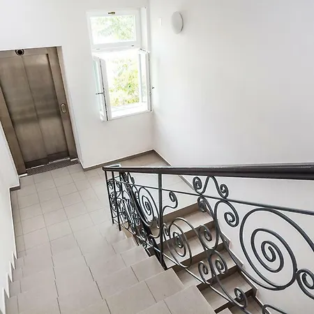 Apartment Moskevska With Terrace & Great Location Near The Centre *