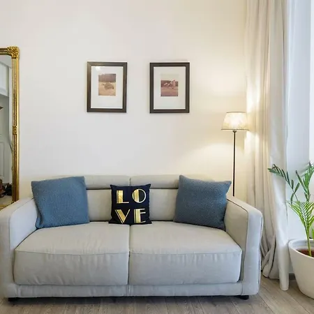 Stylish, Light-filled In The Historic Center Apartment
