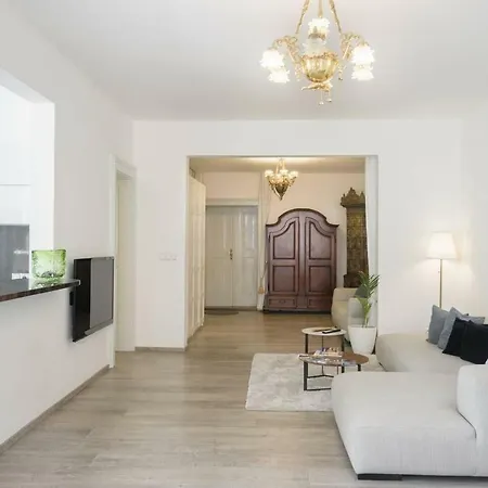 Stylish, Light-filled In The Historic Center Apartment *