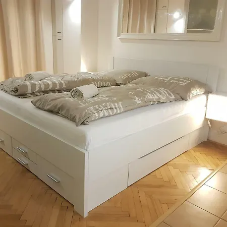 Cozy With Parking Near Center Prague