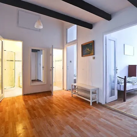 Spacious Cozy In Centre Apartment