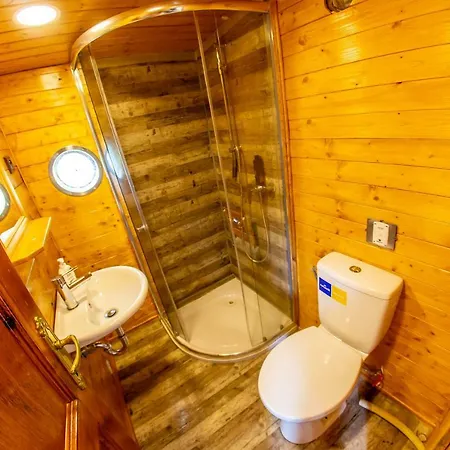 Bay Houseboats 3*