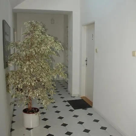 Narodni Apartment *