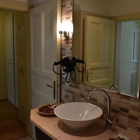 Vikroria - Halkova 5 * Prague